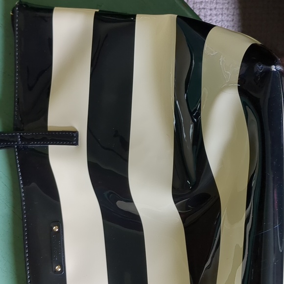 KATE SPADE BLACK & BEIGE PATENT LEATHER BAG - Picture 15 of 16